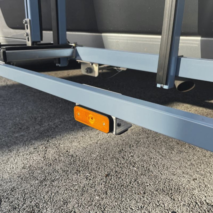Glasträger-Pult - Option seitliche Beleuchtung (Fahrzeug über 6 Meter). Unverbindliches Beispielfoto.