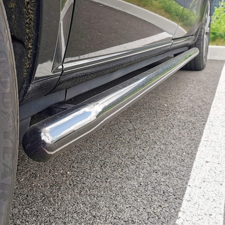 Barres latérales de protection pour Mercedes Sprinter en inox brossé.
