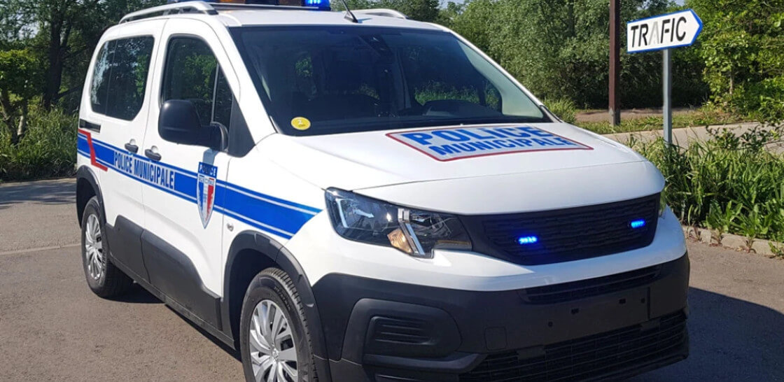 Gelb-rote Markierungssätze für Feuerwehr und blau-rote für Stadtpolizei