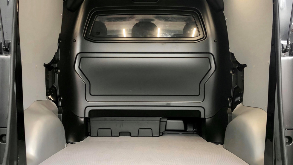 Installation der Innenverkleidung für Nutzfahrzeuge